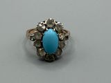 Gros plan sur une bague ornée d'une turquoise