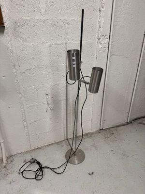 Lampadaire en métal chromé à deux bras de lumière ajustables…
