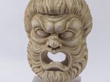 une sculpture représentant un homme barbu, posée sur un socle