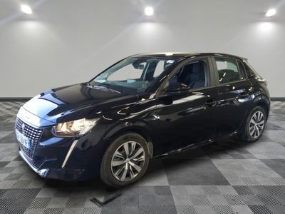 une voiture bleue est garée dans une pièce au sol à carreaux
