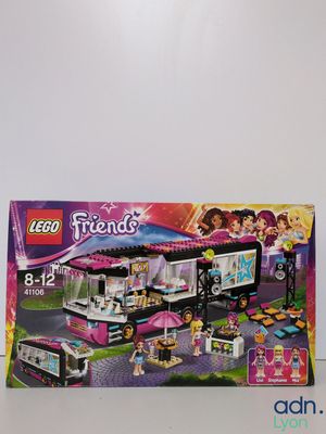 La boîte du set Lego Friends est ouverte et prête à être utilisée pour jouer.