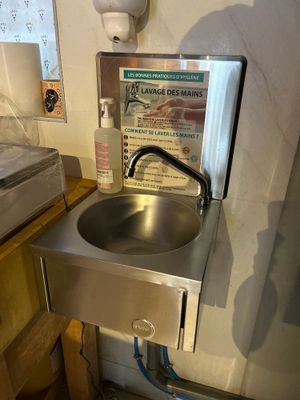 un évier en inox avec un robinet dans un coin