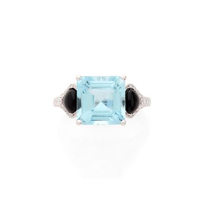 une bague avec une topaze bleue et un onyx noir