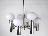 un lustre auquel sont suspendues cinq boules de verre blanches