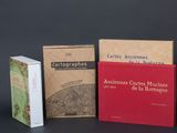 trois livres sont posés sur une table les uns à côté des autres