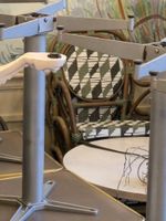 Lot comprenant : 12 chaises en résine tressée verte et beige… (photo 2)