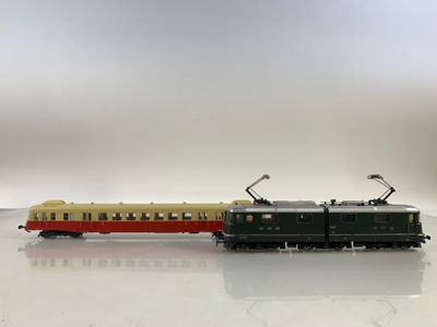 un petit train posé sur une surface blanche