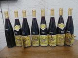 six bouteilles de vin posées sur une table en bois