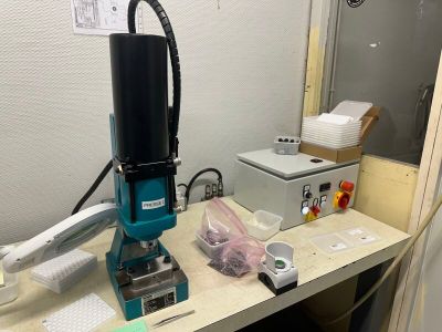 une machine posée sur une table dans une pièce