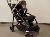 une poussette avec un bébé à l'intérieur, dans un garage