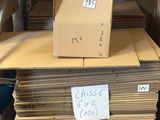 une pile de cartons posée sur une palette dans un entrepôt