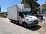 un camion garé sur le côté de la route