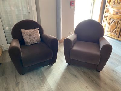 deux chaises placées l'une à côté de l'autre dans la pièce