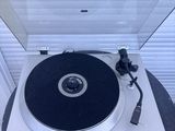 un tourne-disque posé sur une table