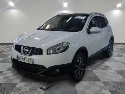 le nissan qxv blanc est garé sur un sol en damier