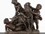 sculpture représentant un groupe d'enfants jouant avec un chien sur une table