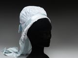 une image représentant une tête de mannequin coiffée d'un chapeau blanc