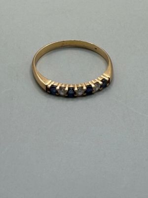 une image représentant une bague en or sertie de saphirs bleus