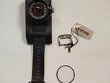 une montre noire avec un bracelet noir et une montre noire avec un cadran rouge