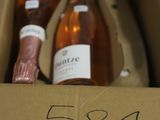 deux bouteilles de vin dans une boîte en carton avec une étiquette de prix