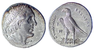 a close up of a coin with a bird on it