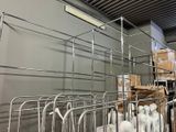 un rayonnage métallique sur lequel sont posées des bouteilles et des sacs, dans un entrepôt