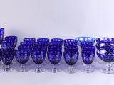 beaucoup de verres à vin en verre bleu posés sur une table