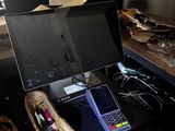 un ordinateur portable et un téléphone mobile posés sur une table
