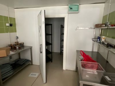 Chambre froide MTH ASF de 2022 Avec trois étagères plastique…