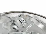 un gros plan sur un verre d'eau dans lequel on distingue un visage
