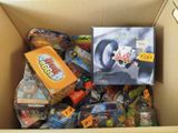 une boîte remplie de jouets et de jeux variés