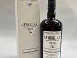 une image d'une bouteille de whisky à côté d'une boîte
