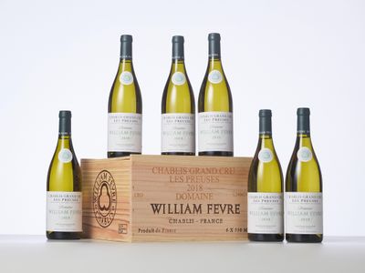 six bouteilles de vin blanc dans une caisse en bois posée sur une table