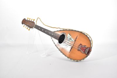 une petite guitare posée sur un support