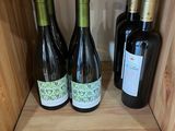plusieurs bouteilles de vin se trouvent sur une étagère dans un magasin