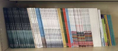de nombreux livres sur une étagère dans une bibliothèque