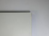 une photo d'une salle de bains avec des toilettes et un lavabo