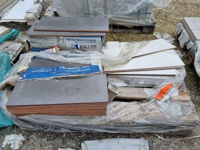 une pile de livres et d'autres objets posés par terre