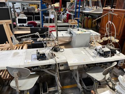 une table avec beaucoup de chaises et une table sur laquelle se trouve un ordinateur