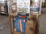 un chariot rempli de cartons, sur lequel est accrochée une pancarte