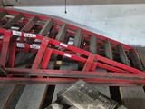 une photo d'une structure métallique rouge dans un entrepôt