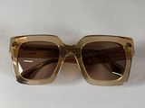 gros plan d'une paire de lunettes de soleil sur une surface blanche