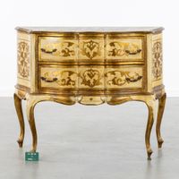 Commode à deux tiroirs, en bois doré et patiné. (photo 3)