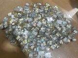 une liasse de billets posée par terre à côté d'une boîte