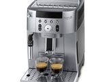 La machine à expresso Delongma contient deux tasses de café.