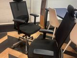 trois chaises de bureau dans une pièce équipée d'un bureau et d'une chaise