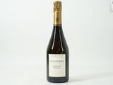 une bouteille de vin posée sur une table