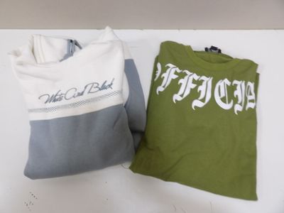 deux t-shirts posés sur une table