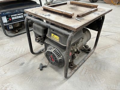 une table sur laquelle est posée une machine, dans un garage