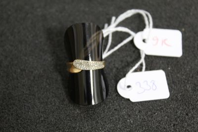 un anneau posé sur un objet noir
